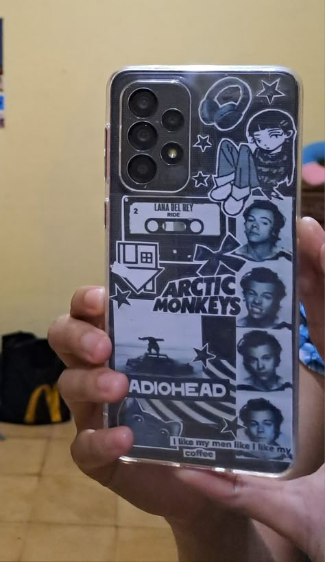 Black And White Phone Case Design, Black Phone With Clear Case, Phone Case Ideas For Black Phone, Clear Phone Case Grunge, Phone Cover Ideas Aesthetic Black, Phone Case Black Aesthetic, Transparent Case Ideas Aesthetic, Radiohead Phone Case, Black Case Aesthetic