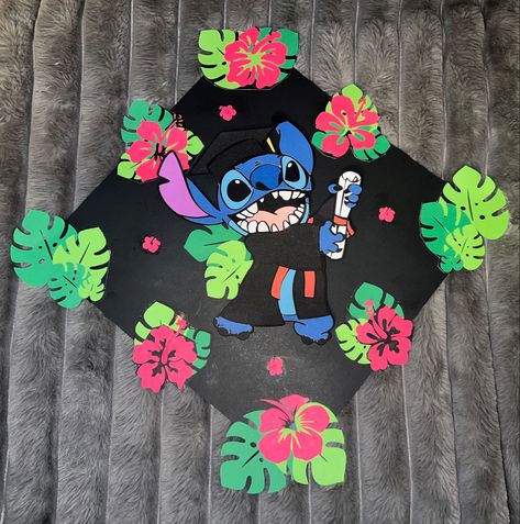 Graduation Cap Cartoon Designs, Stitch Grad Cap, Stitch Graduation Cap, Stitch Graduation, Diy Caps, Angel Lilo And Stitch, Funny Graduation Caps, Graduation Wallpaper, Graduation Hats