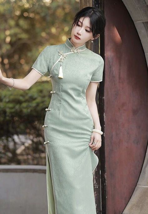 Modest Chinese Fashion, China Outfits Traditional, Chinese Dress Design, Chinese Style Outfit, Imlek Outfit, Chinese Qipao Modern, China Traditional Clothes, Chinese Dress Outfit, Chinese Outfits Traditional