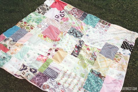 Easy DIY Patchwork Picnic or Beach Blanket from Fabric Scraps! Picnic Blanket Diy, Crochet Bobble, Picnic Quilt, Poor Man, Patchwork Blanket, Scrap Quilt Patterns, Cute Blankets, Lap Quilts, Man Quilt