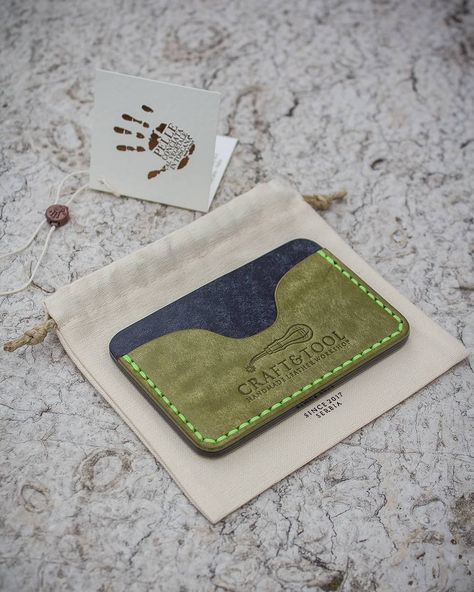 Card Holder Leather Handmade, Leather Craft Ideas, Card Holder Diy, Wallet Diy, Leather Wallet Design, Leather Travel Wallet, Diy Wallet, Leather Diy Crafts, Leather Workshop