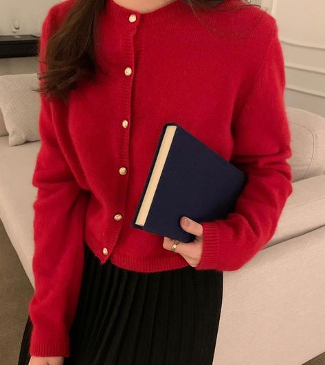 Notebook Photoshoot, Fits 2022, Retro Outfit, Outfit Cardigan, Preppy Fashion, Lily Aldridge, Old Money Style, Red Cardigan, Bright Colours