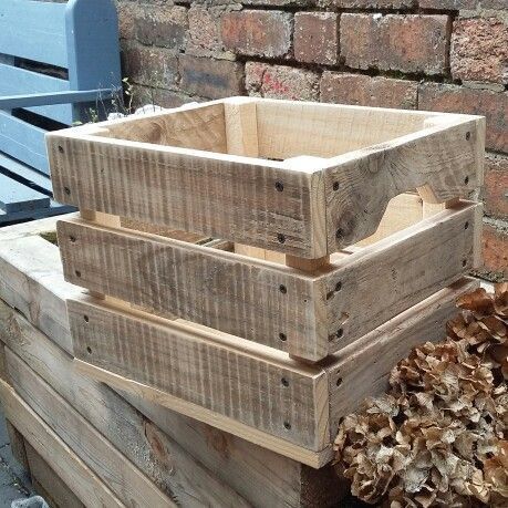 Record Library, Wood Box Design, Pallet Crates, Simple Projects, Barn Wood Crafts, Wood Projects That Sell, Pallet Creations, Recycled Pallets, Scrap Wood Projects