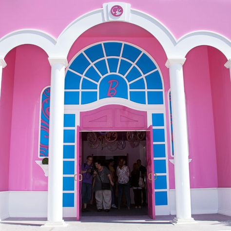 I WANT TO GO HERE!!!! Barbie Dreamhouse Experience, French Backyard, Dream House Entrance, Dream House In The Woods, Dream House Pool, Barbie Life In The Dreamhouse, Life Size Barbie, Life In The Dreamhouse, Barbie Dreamhouse