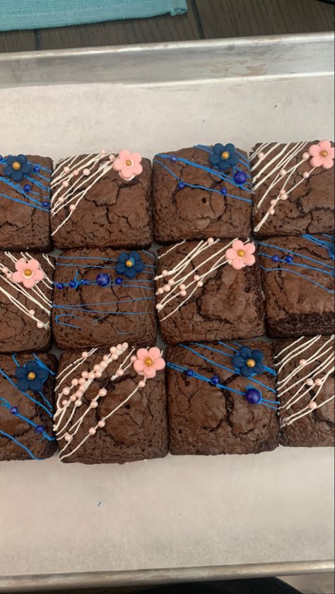 Brownies with chocolate drizzle and a fondant flower Cute Brownie Decorating Ideas, Brownie Decorating Ideas Design, Decorated Brownies, Mini Brownies, Baby Shower Gift Box, Icing Design, Baby Shower Treats, Brownie Cupcakes, Box Brownies