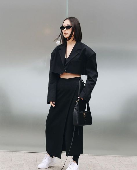 Blazer Street Style, Minimalism Style, Cropped Blazer, Street Style Looks, Modern Fashion, Duster Coat, Normcore, Fashion Inspo, Street Style