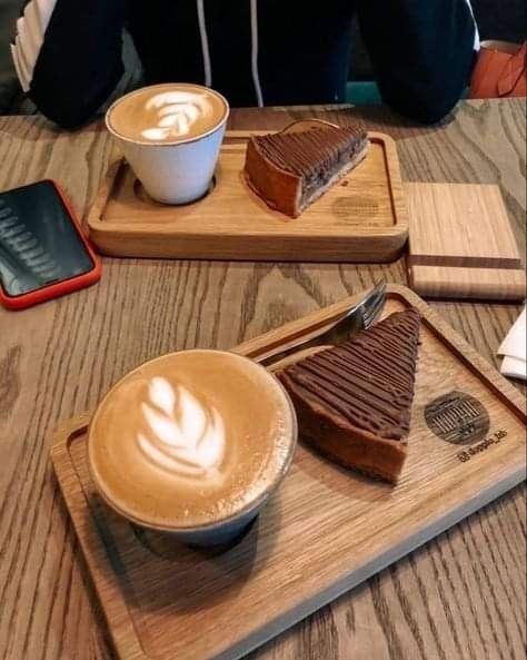 Milkshake Ideas, Arts Aesthetic, Bakery Design Interior, Coffee Shop Business, Coffee Shop Interior Design, Coffee Ideas, Cozy Coffee Shop, Cafe Shop Design, Coffee Shop Aesthetic