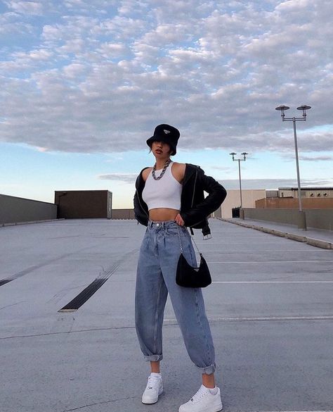 Look 80s, Adrette Outfits, Tennis Skirt Outfit, Slouchy Jeans, Goth Outfit, Skater Girl Outfits, 2020 Fashion Trends, Streetwear Fashion Women, Indie Outfits