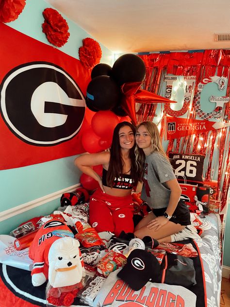 Bed decorating party, UGA, university of georgia, go dawgs Uga Themed Bedroom, Uga Dorm Room, Uga Bed Party, Georgia Bulldogs Party Ideas, University Of Georgia Aesthetic, Uga College Aesthetic, Uga Dorm, Creswell Dorm Uga, Bdm Uga Dorm