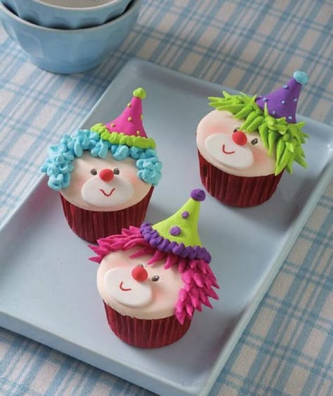 Marcela Capo Cupcakes Cupcakes Bonitos, Clown Cupcakes, Deco Cupcake, Clown Cake, Mini Torte, Kid Cupcakes, Cupcakes Decorados, Creative Cupcakes, Beautiful Cupcakes