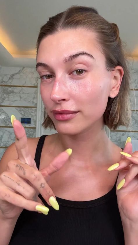 Hailey Bieber Orange Nails, Summer Nails Hailey Bieber, Helly Biber Nail, Hailey Bieber Summer Nails, Hallie Beiber Nails, Celebrity Nails 2024, Hailey Bieber Yellow Nails, Heily Bieber Nails 2023, Hailey Bieber Nails French Tip