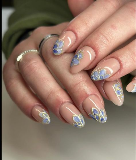 Floral And Gold Nails, Simple Short Oval Nails, Summer Nail Patterns, Blue Floral Nails, Shellac Nails Fall, Short Oval Nails, Summer Skies, Nail Types, Floral Nail Designs