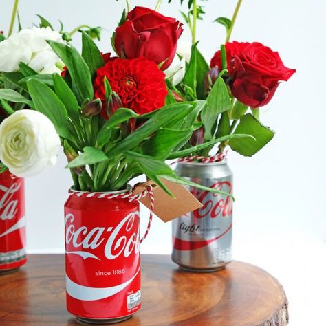 An Easy DIY recycled floral arrangement. Coca Cola Party Theme, Coca Cola Party, 50s Theme Parties, Coca Cola Kitchen, Rockabilly Party, Coca Cola Decor, Jack And Coke, Always Coca Cola, Coca Cola Can