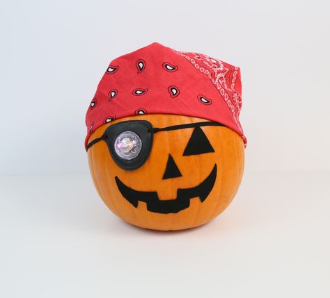 Pirate Carved Pumpkin, Pirate Pumpkin Decorating Ideas, Pirate Pumpkin Painting, Pirate Pumpkin Carving, Shipwrecked Party, Pumpkin Pirate, Halloween Apartment, No Carve Pumpkin Ideas, Pirate Pumpkin