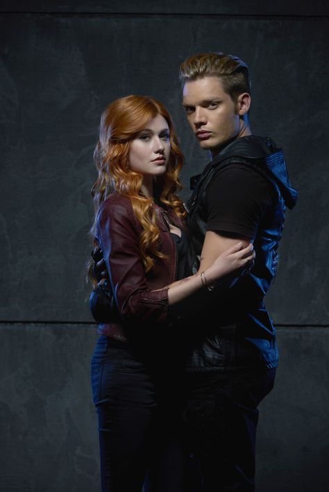 Clary n Jace ~ Shadowhunters Clary Und Jace, Shadowhunters Tv Series, Clary Y Jace, Shadowhunters Cast, Clary And Jace, Shadowhunters Tv Show, Dominic Sherwood, Cassandra Clare Books, Jace Wayland