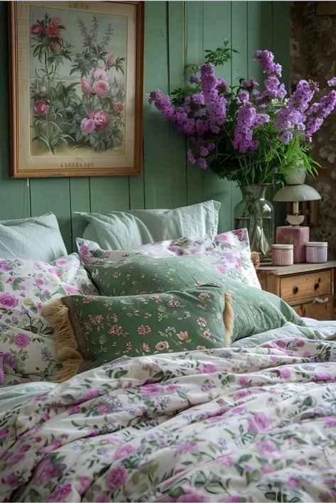 Purple And Green Bedroom, Green And Purple Bedroom, Cottage Style Bedrooms, Cottage Core Bedroom, Blue And Pink Bedroom, Lilac Bedroom, Vintage Bedroom Ideas, Enchanting Places, Cottage Core Room