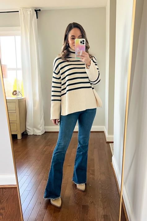 Turtle Neck And Flare Jeans, Oversized Sweater With Flare Jeans, Sweater And Flare Jeans Outfit, Pantalon Campana Outfits, Flare Jeans Winter Outfit, Bell Bottom Jeans Outfit Fall, Flare Jeans Outfit Fall, Flare Jeans Winter, Flared Jeans Outfit Fall