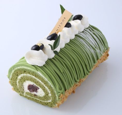 Japanese Roll Cake, Swiss Roll Cakes, Patisserie Fine, Green Tea Cake, Swiss Roll Cake, Matcha Cake, Cake Roll Recipes, Log Cake, Japanese Dessert