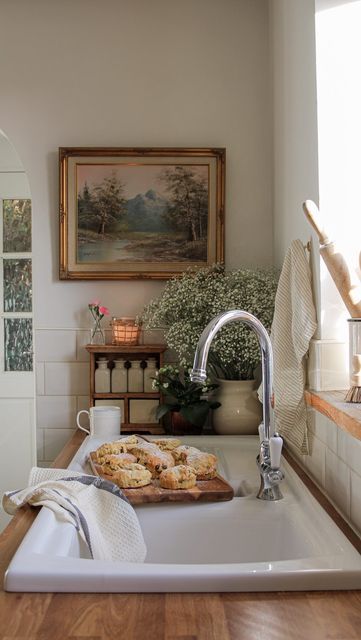 Country Cottage Homes, Brick Cottage, English Country Cottage, Charming Kitchen, Casa Vintage, Cottage Home, Cozy Kitchen, Cottage Kitchen, Decoration Inspiration