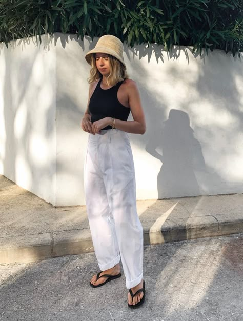 9 "Boring" Accessory Trends Minimalists Wear Day After Day | Who What Wear Brittany Bathgate, Italian Summer Outfits, Minimalist Moda, Monica Geller, Summer Outfits 2024, Diy Vetement, Italian Summer, Mode Inspo, Winter Trends