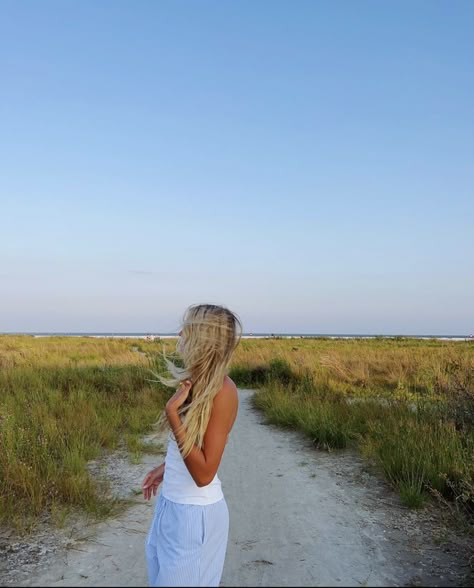 Charleston Beach Aesthetic, Florida Insta Pics, Insta Photo Ideas Beach, House Pic, Charleston Beaches, Cute Senior Pictures, Girly Pics, Cute Photo Poses, Florida Trip