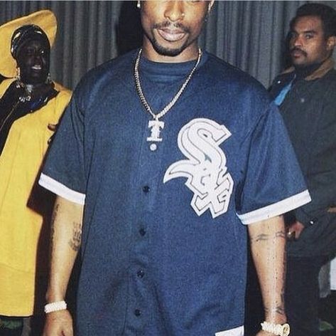 Tupac Outfits, Tupac Shakur Thug Life, 2pac Pictures, Tupac Shakur Quotes, Look Hip Hop, Cultura Hip Hop, Tupac Makaveli, 90s Rappers, Mode Hip Hop