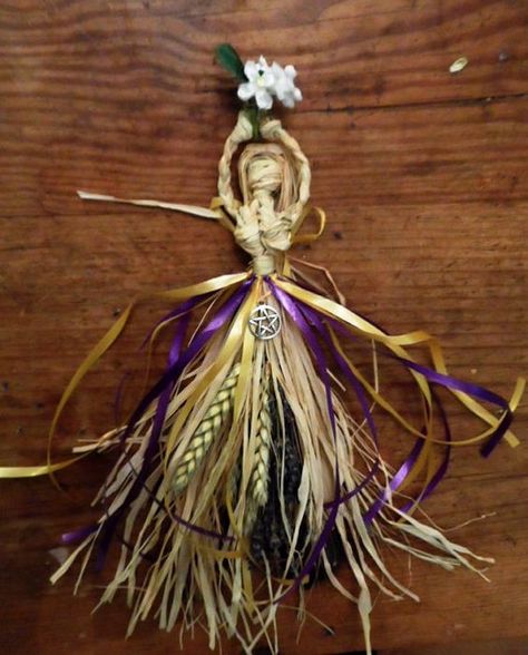 Imbolc Decorations, Imbolc Crafts, Imbolc Recipes, Imbolc Altar, Pagan Yule, Corn Dolly, Wiccan Crafts, Pagan Crafts, Magia Das Ervas