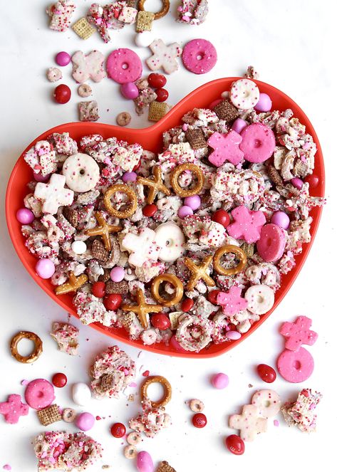 XOXO Valentine's Day Snack Mix | The BakerMama Valentine Snacks, Valentines Party Food, Valentines Recipes Desserts, Hello Valentine, Valentines Treats, Valentines Snacks, Valentine's Day Treats, Snack Mixes, Low Carb Cheesecake