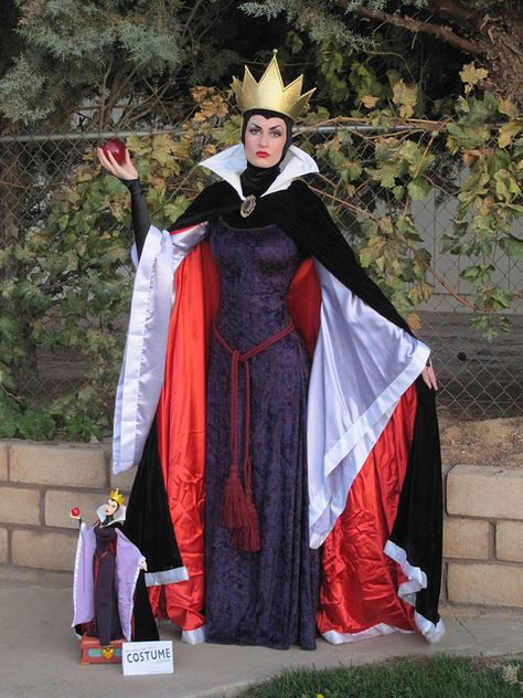 Might have to attempt this for halloween Evil Queen Costume, Halloween Costume Design, Cosplay Disney, Halloweenský Makeup, Carnaval Costume, Snow White Costume, Villain Costumes, Sette Nani, Queen Costume