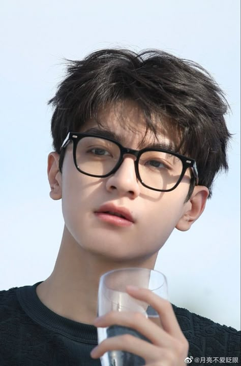 Men With Glasses Hairstyles, Kdrama Hair Men, Short Hair For Round Face Men, Korean Men Hairstyle Medium, Korean Middle Part Hair Men, Korean Hairstyle Men Short, Asian Male Haircut Short, Asian Men Glasses, Haircuts For Circle Face Shape