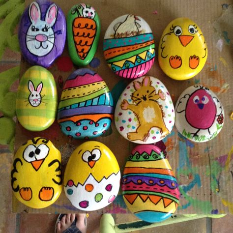 Easter Stones Painted, Painted Rocks For Easter, Easter Bunny Painted Rocks, Painted Rocks Spring, Easter Rock Painting Ideas Simple, Easter Egg Painted Rocks, Easter Egg Rock Painting Ideas, Easter Stone Painting, Spring Painted Rocks Ideas