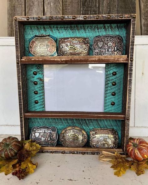 Buckle Holder Diy, Diy Belt Buckle Display, Display Belt Buckles, Wooden Belt Buckle Display, Belt Buckle Display Case, Belt Buckle Display, Buckle Display, Country Craft Ideas, Buckle Holder