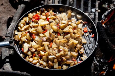 campout food campfire-potatoes2 Campfire Potatoes, Camping Recipes Breakfast, Campfire Breakfast, Healthy Breakfast Bowl, Camping Breakfast, Breakfast Low Carb, Break Fast, Six Sisters, Easy Camping Meals