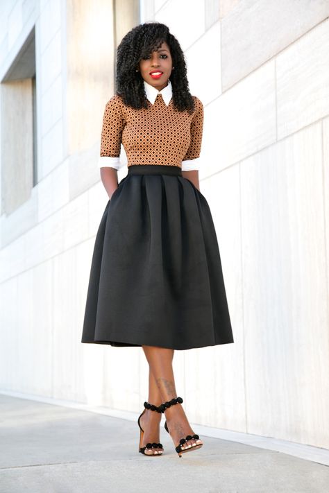 The pockets on this ultra-feminine, calf-length skirt add the perfect touch | Instagram style star Folake Huntoon Elastic Dress, Church Attire, Weekend Mood, Full Midi Skirt, Paris Chic, Chique Outfits, Rock Outfit, A Skirt, Midi Shirt Dress