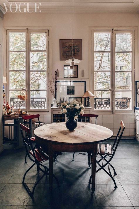 French Apartment Interior, Paris Apartment Interiors, Chic Parisian Apartment, Parisian Apartment Decor, Paris Interiors, Parisian Interior, French Apartment, Interior Design Minimalist, Paris Home