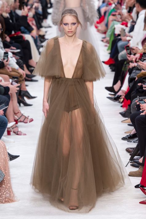 Valentino's Romantic Fall 2019 Show Was Pure Poetry - Fashionista Chiffon Dress Runway, Romantic Runway, Chiffon Runway, Valentino Runway, Fashion Walk, 2019 Runway, Valentino Fashion, Wedding Stories, Chiffon Fashion