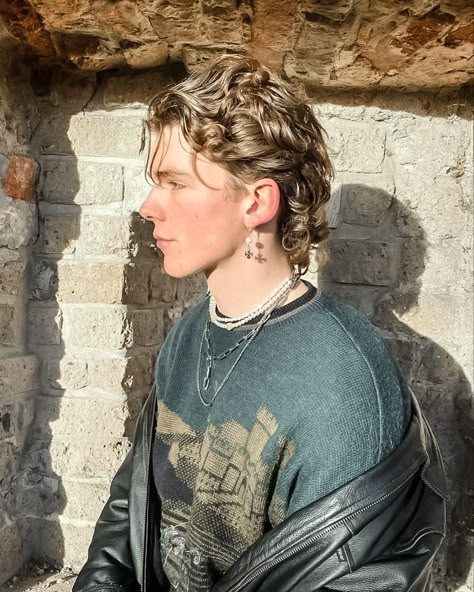 Male Haircuts Curly Mullet, Mullet Guys Aesthetic, Long Mullet Men, Guy Mullet, Modern Mullet Haircut, Men Haircut Curly Hair, Mullet Haircut, Men's Haircut, Mens Haircuts Short