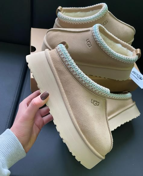 Aesthetic Platform Shoes, Ugg Tasman Platform, Uggs Aesthetic, Tazz Slipper, Cute Uggs, Fluffy Shoes, Shoes Wishlist, Pretty Sneakers, Trendy Shoes Sneakers