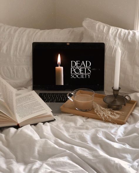 Watchlist Aesthetic, Poet Aesthetic Girl, Dark Academia Aesthetic Girls, Wallpapers Dark Academia, Dark Academia Wallpapers, Dark Academia Shoes, Poet Aesthetic, Selfcare Night, Coffee Shop Study