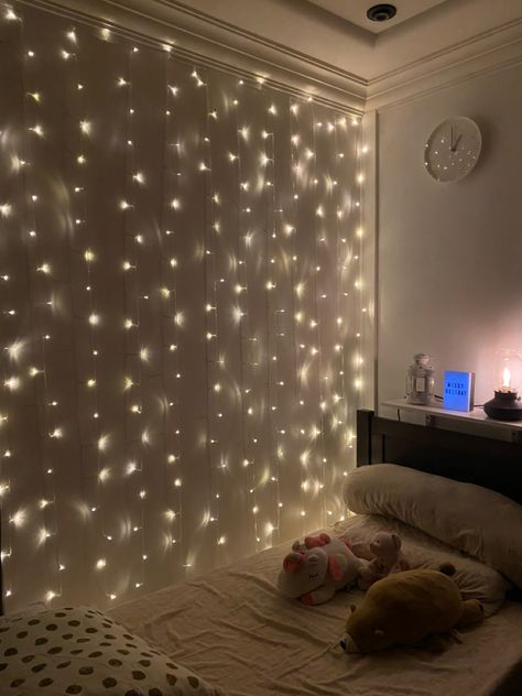 Aesthetic Bedroom With Fairy Lights, Teen Room With Fairy Lights, Fairy Light Bedroom Decor, Curtain Lights Ideas For Bedroom, Dangle Lights In Bedroom, Fairy Lights Inspo Bedroom Ideas, Y2k Aesthetic Decor Ideas For Bedroom, Fairy Lights Room Decor Ideas, Fairy Light Wall Bedroom