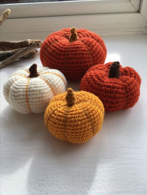 Fall Crochet Ideas Aesthetic, Crochet Projects Fall, Fall Crochet Aesthetic, Crochet Fall Room Decor, Crochet Pumpkin Accessories, Fall Pillow Crochet, Crochet Autumn, Haloween Decoracion Crochet, Pumpkin Pillow Crochet