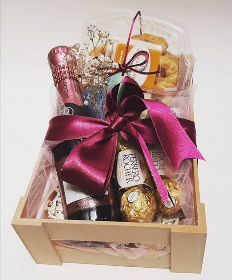 Creative Gift Baskets, Homemade Gift Baskets, Girl Gift Baskets, Corporate Christmas Gifts, Flower Box Gift, Wine Gift Baskets, Flower Gift Ideas, Alcohol Gifts, Creative Gift Wrapping