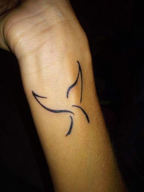 Dolphin Fin Tattoo, Orca Tail Tattoo, Whale Tail Tattoo Simple, Dolphin Tail Tattoo, Hawaii Tattoo Ideas, Fin Tattoo, Whale Tail Tattoo, Tattoo Whale, Trip Tattoo