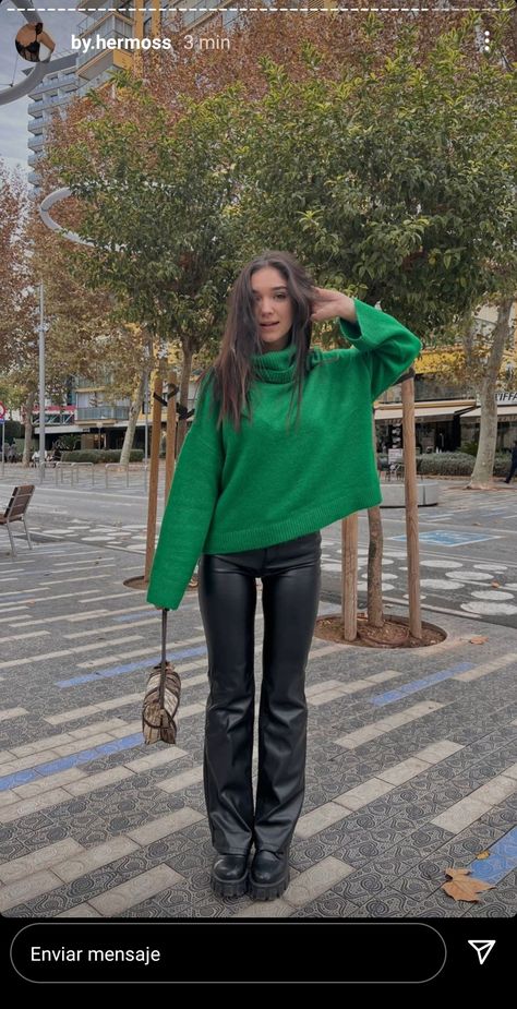 Bright Green Jumper Outfit, Oversized Green Sweater Outfit, Green Jumper Outfits Women, Pub Outfit Night Winter, Pub Outfit Night, Green Outfit Winter, Green Winter Outfits, Ss24 Outfits, Zipper Sweater Outfit