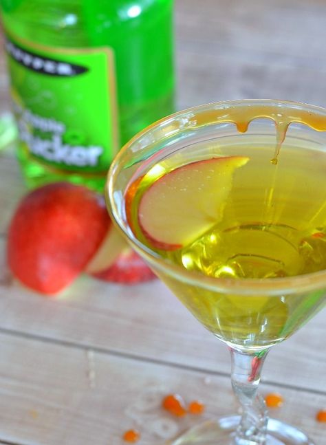 This caramel apple martini recipe is the best ever! Apple Martini Recipe Vodka, Caramel Appletini Recipe, Apple Drinks Alcohol, Appletini Recipe, Apple Martini Recipe, Martini Recipes Easy, Caramel Martini, Caramel Apple Martini, Martini Recipes Vodka