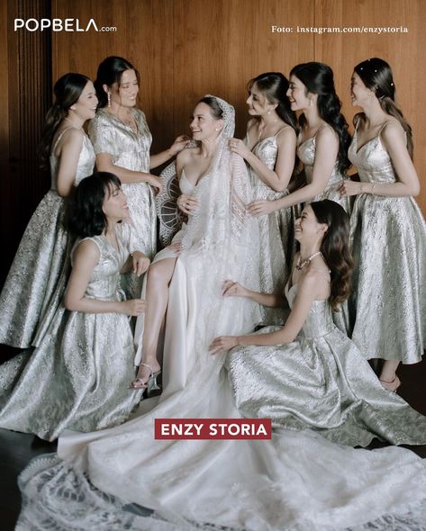 Wedding Entourage Gowns, Enzy Storia, Entourage Gowns, Pose Pengantin, Garden Wedding Bridesmaids, Bridesmaid Poses, Wedding Entourage, Bridesmaid Photoshoot, Foto Wedding