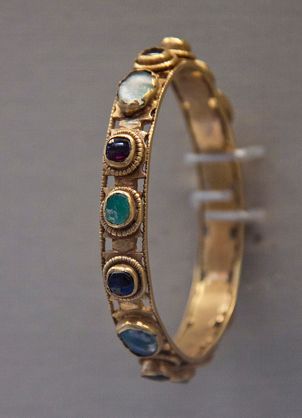 Gold Bracelet set w/ Precious Stones -- Circa 4th Century CE -- Rome -- The British Museum Imperiul Roman, Ancient Roman Jewelry, Ancient Jewels, Roman Jewelry, Ancient Jewellery, Gold Bracelet Set, Historical Jewellery, Gold Armband, Medieval Jewelry