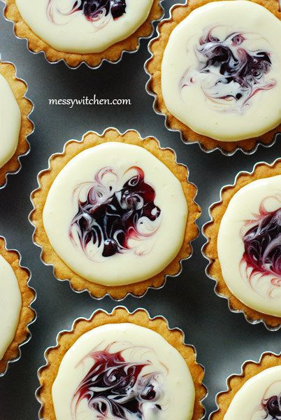 Blueberry Cheese Tarts | Community Post: 17 Delicious Mini Tarts And Pies That Prove Size Isn't Everything Patisserie Fine, Mini Tarts, Resipi Kek, Cake Mini, Cheese Tarts, Mini Tart, Blueberry Recipes, Sweet Pie, Mini Pies