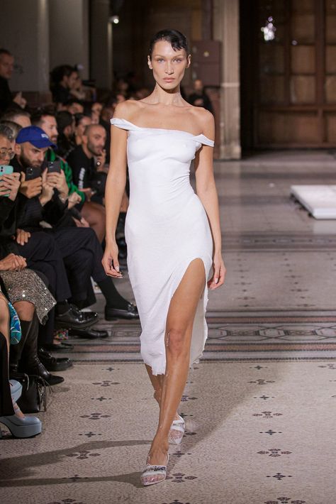 Bella Hadid’s Spray-on Dress At Fashion Week - The New York Times Models Dresses, Bella Hadid Runway, Bella Hadid Dress, Grammy Awards Red Carpet, Back To The 50s, Pawn Stars, Her Cut, Runway Models, Bella Hadid