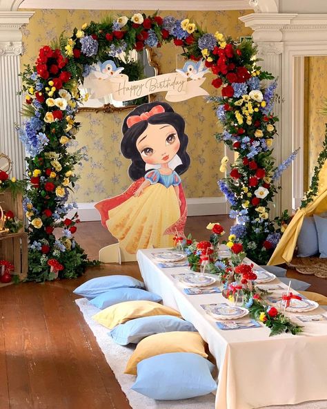 Snow White Party Decorations, Snow White Birthday Party Ideas, White Birthday Party Ideas, White Birthday Party, Snow White Birthday Party, Snow White Birthday, Baby Birthday Themes, Snow White Party, Cinderella Birthday